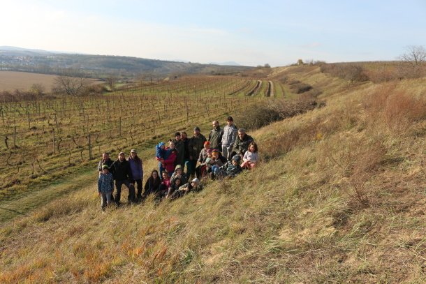 Dobrovolníci na vyčištěné stráni (autor foto: Kateřina Poledníková)